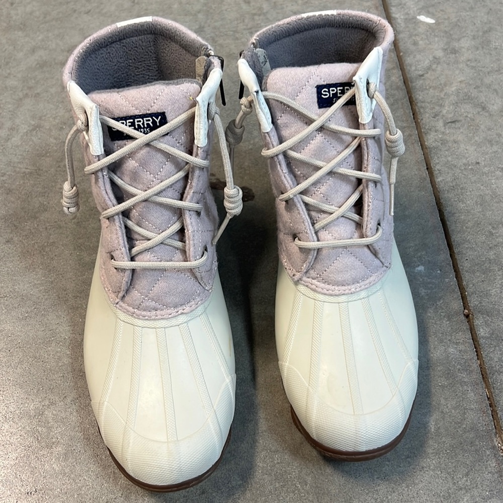 Women’s Sperry boots with side zip size 8